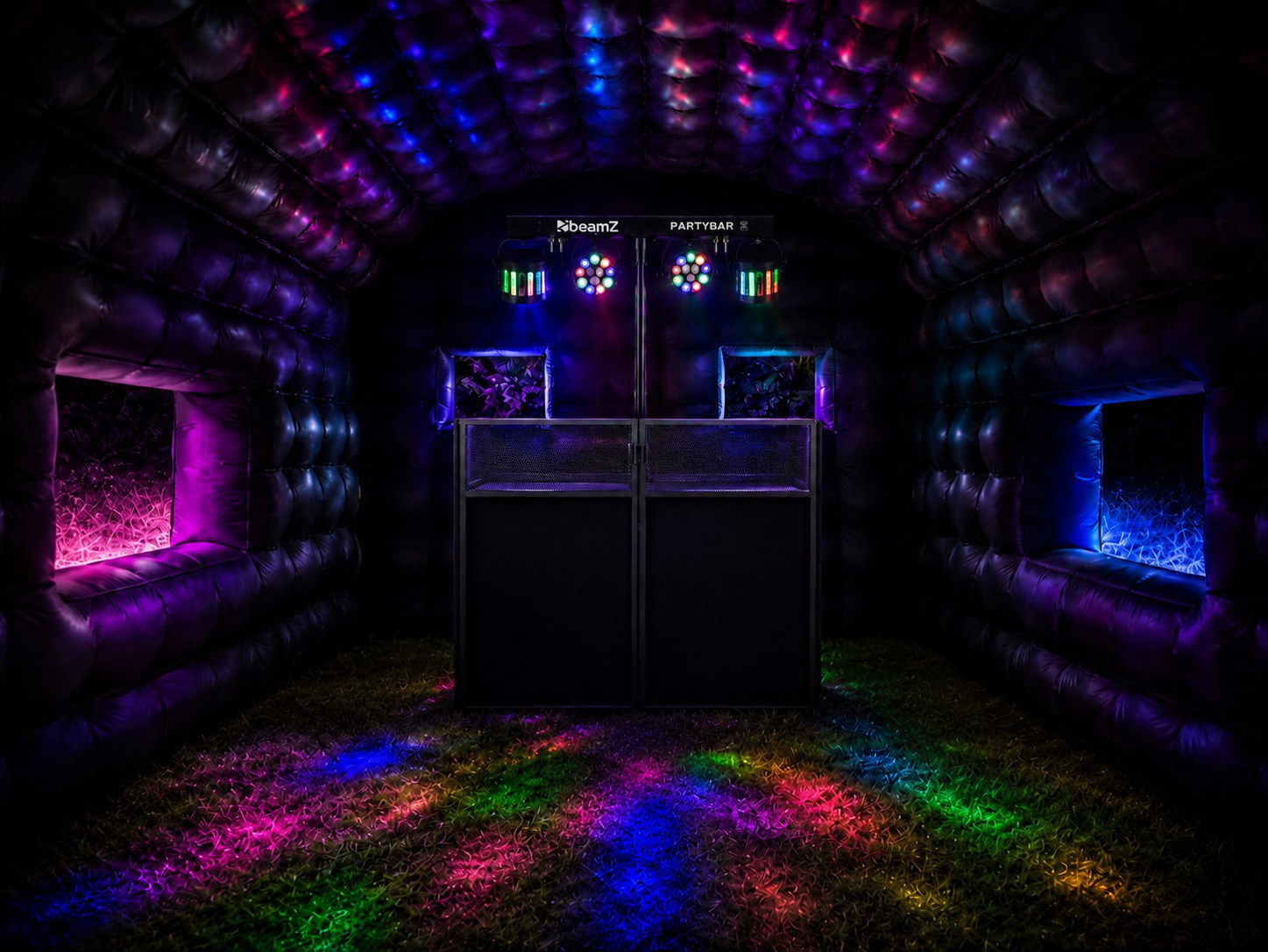 Tent met DJ-booth en partybar