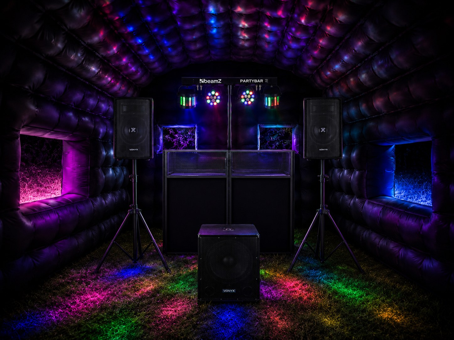 Tent met geluid, DJ-booth en partybar
