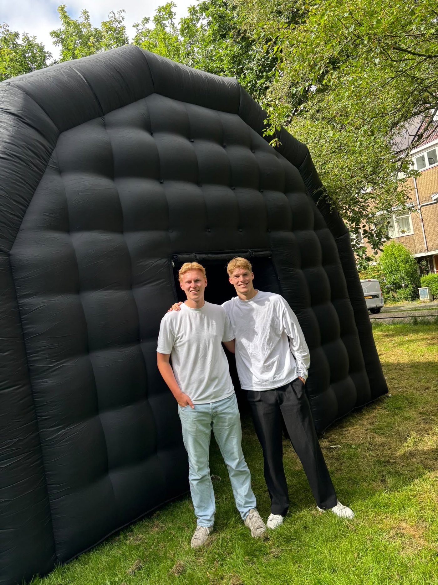 De mensen achter regeljefeestje.nl bij de zwarte opblaasbare tent