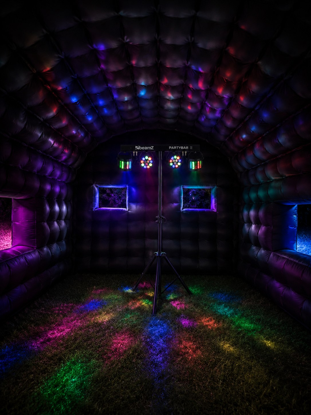 Tent met partybar en lichteffecten